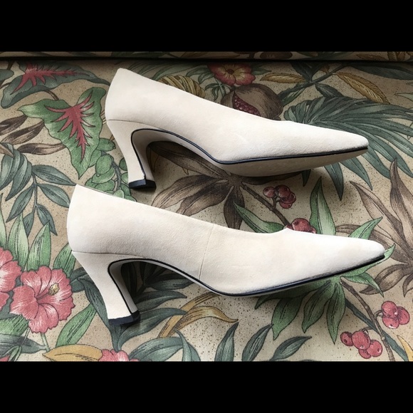Cream colored suede pumps leather upper - Picture 3 of 11